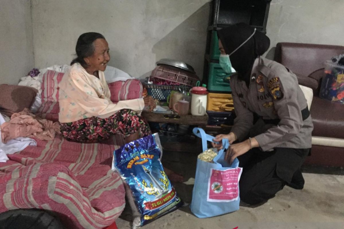 Polwan Polres Bangka bagikan 100 paket sarana kesehatan (Video)