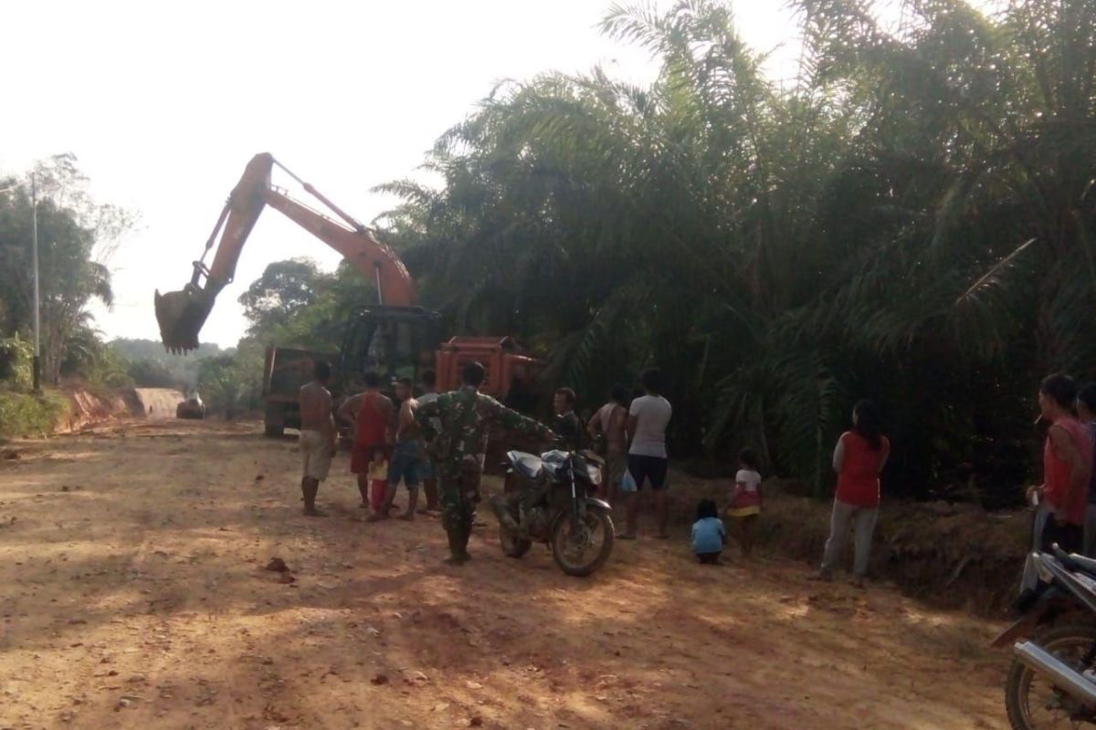 Pengerjaan jalan Dusun Bukong tahap finishing