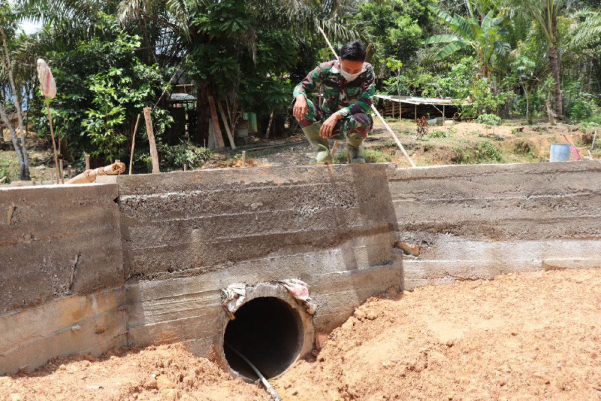 Kupingan gorong-gorong rampung dikerjakan prajurit Satgas TMMD