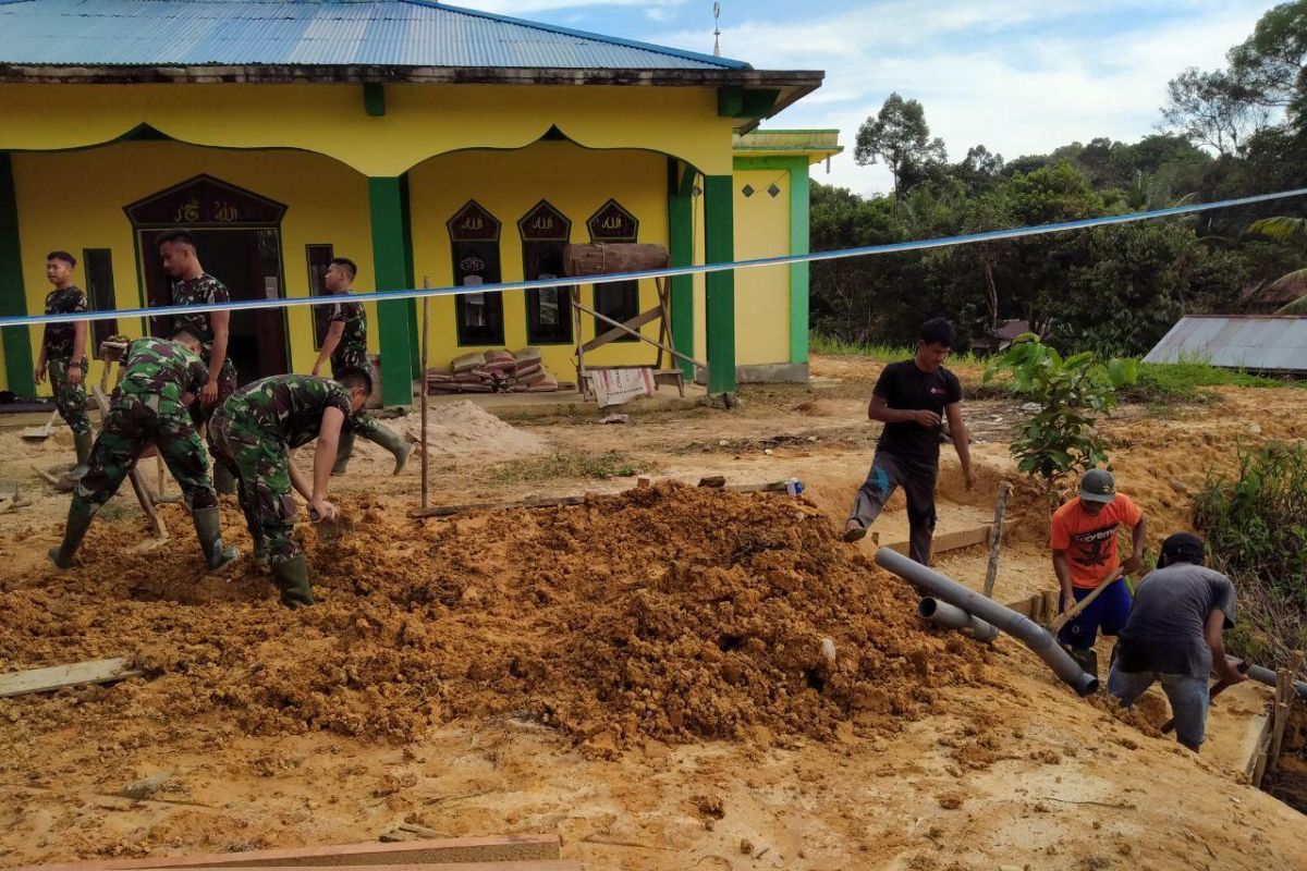 Personel TMMD dan warga tutup saluran tempat wudhu Masjid Al-Muttaqin