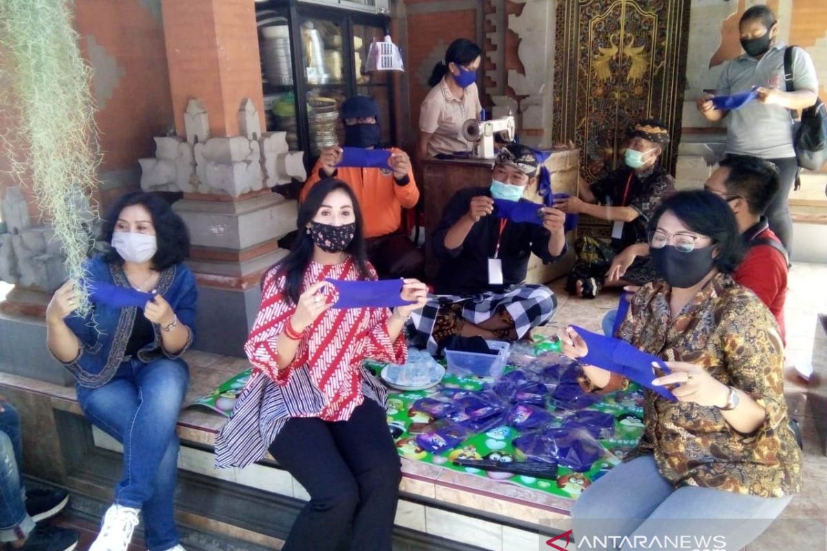 Ketua Dekranasda Gianyar bantu perajin masker kain