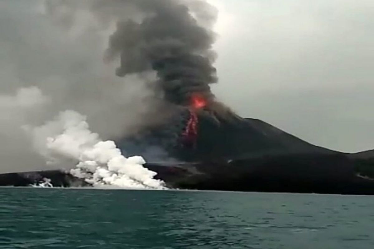 Sabtu sore,  semburan asap Gunung Anak Krakatau mulai menipis