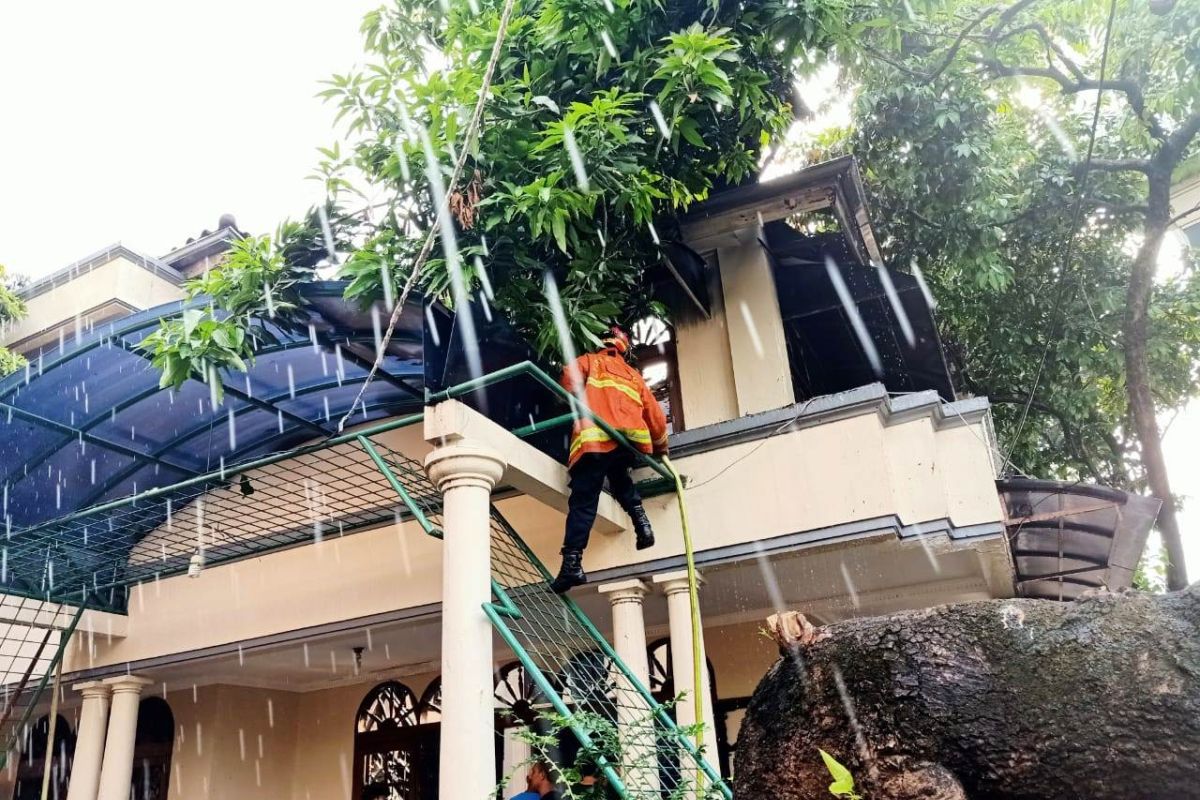 Rumah dua lantai di Pulogadung terbakar