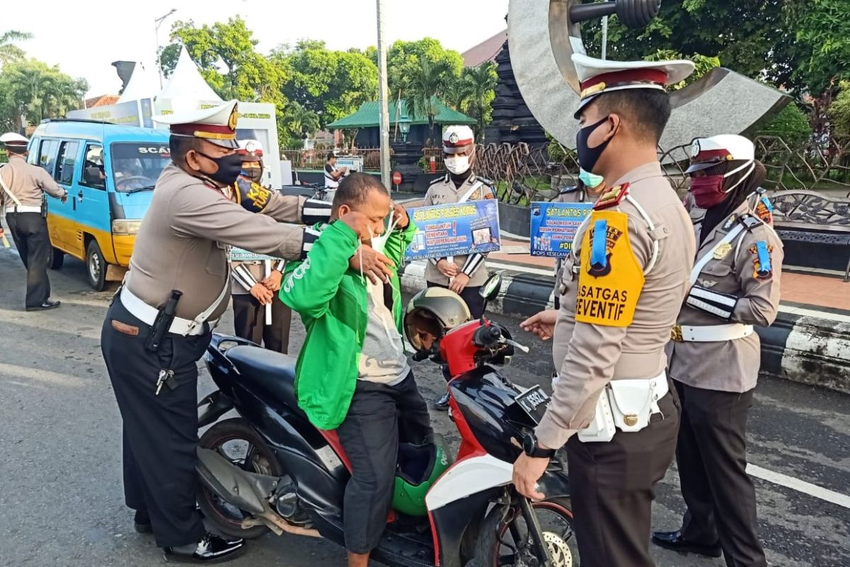 Polres Kudus ingatkan pengendara memakai masker