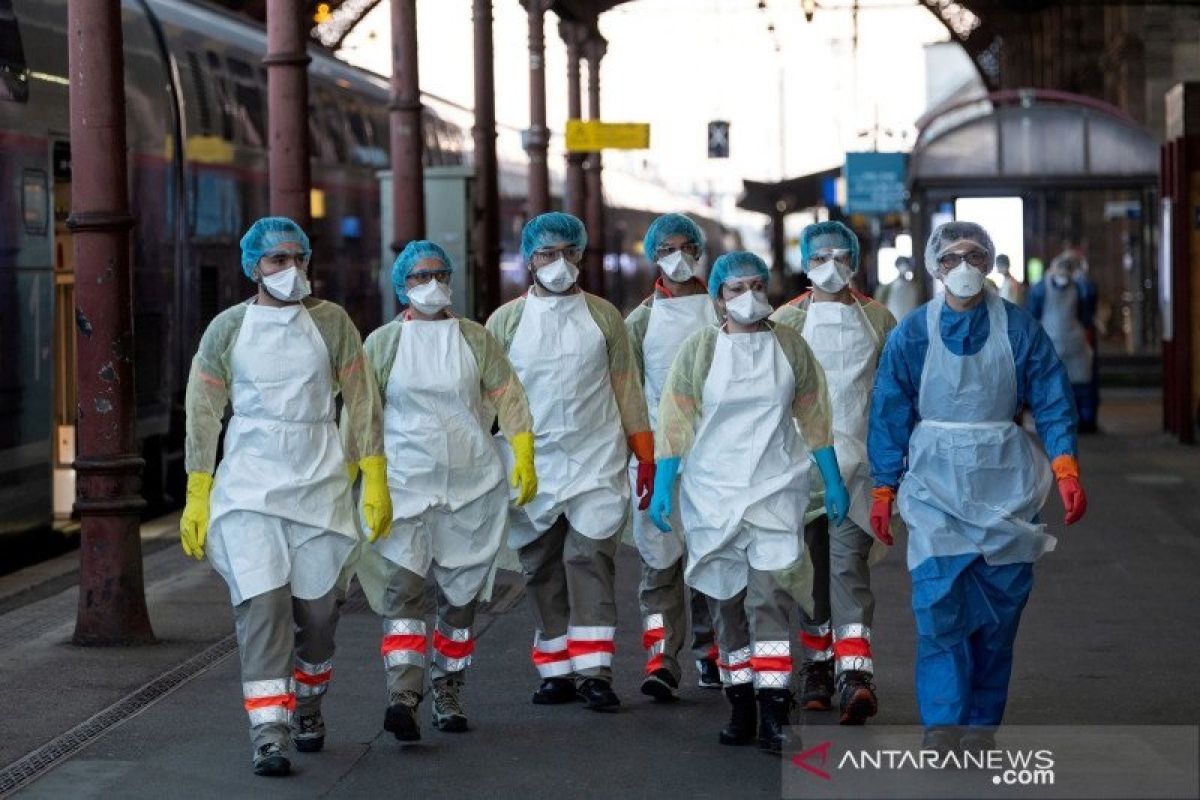 Wabah menyebar di kapal induk, ratusan angkatan laut positif COVID-19