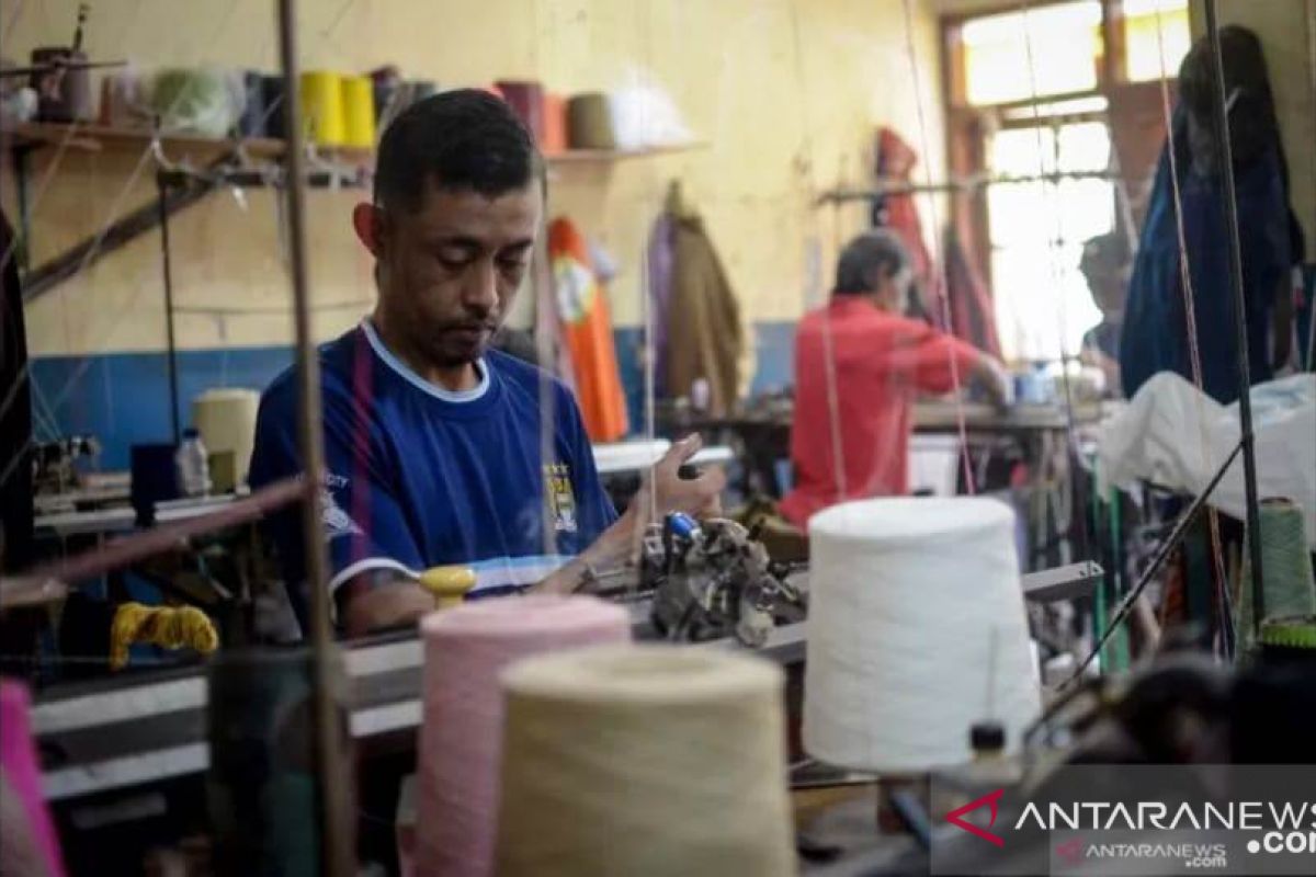 Pekerja diharapkan dapat memahami kondisi sulit akibat wabah COVID-19