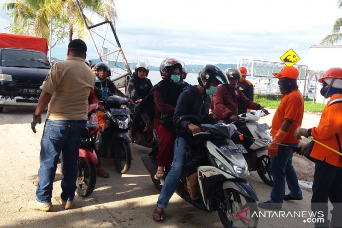 Cegah COVID-19, petugas semprot disinfektan penumpang ASDP lintas Baubau-Waara