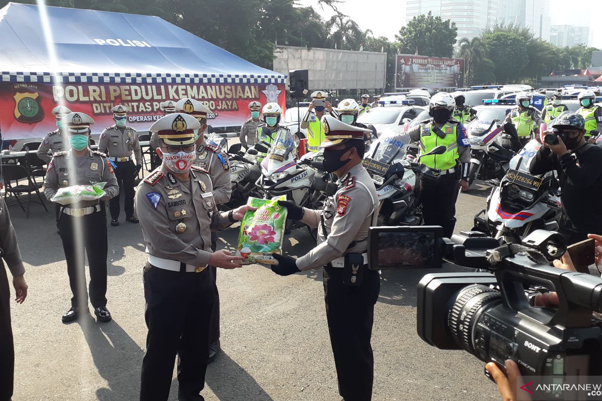 Jakarta police distribute 25 tons of rice to low-income people
