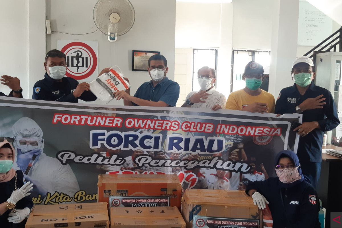 Sambangi kantor IDI, FORCI Riau sumbangkan APD untuk tim medis