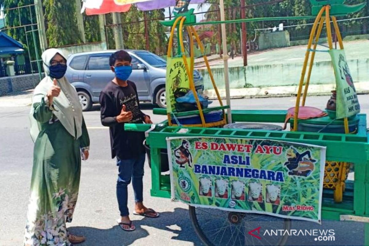 Notaris di Aceh Barat bagi masker gratis untuk pedagang keliling dan tukang parkir
