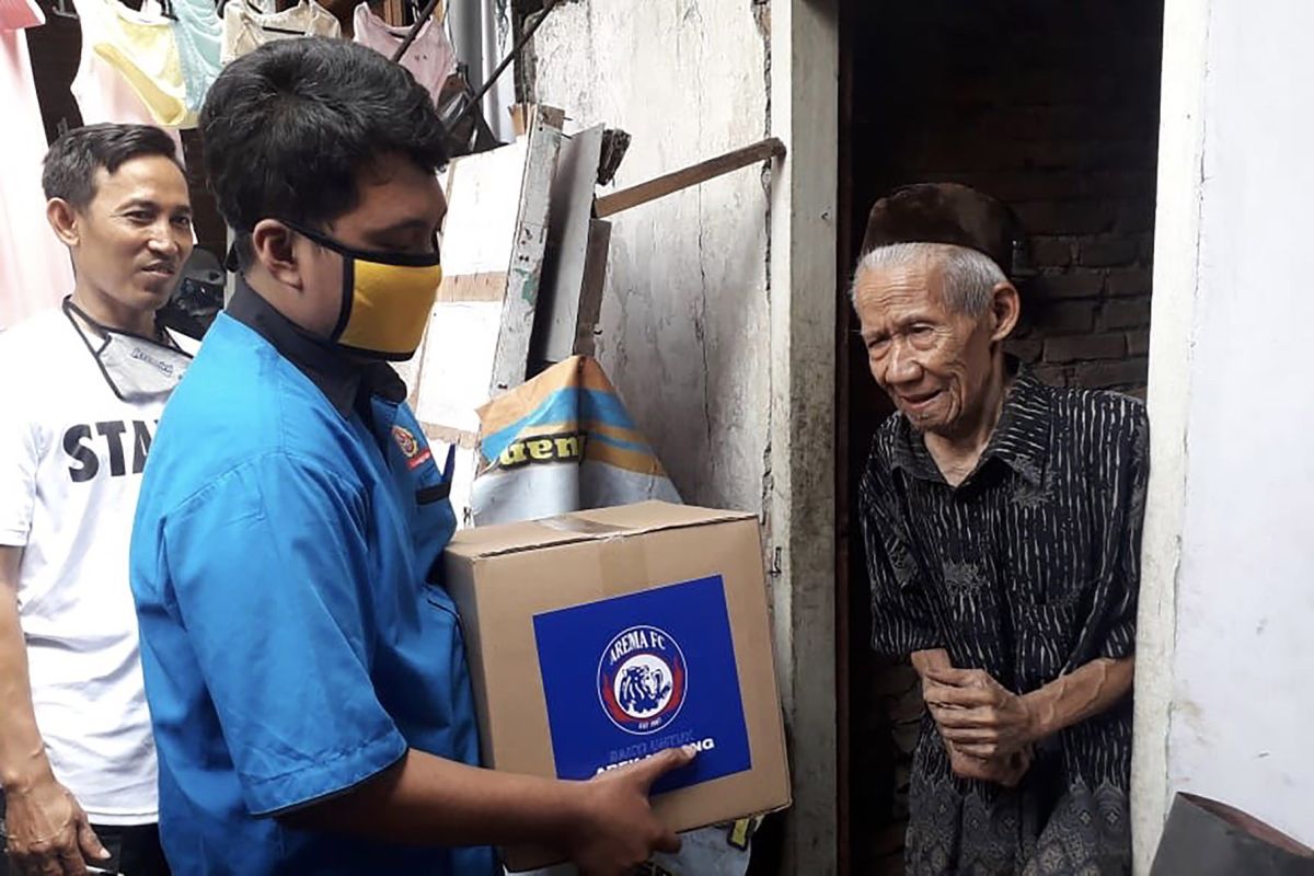 Arema FC bagi paket bantuan bagi warga untuk kurangi dampak COVID-19