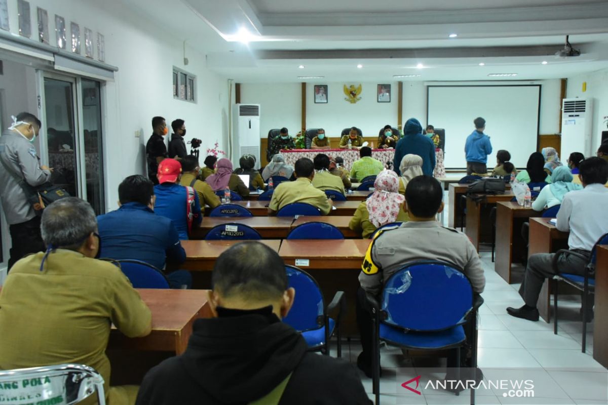 Masyarakat Karawang masih berkumpul akan dibubarkan aparat gabungan