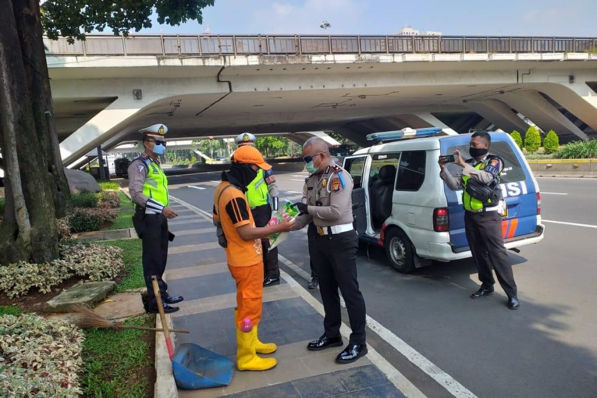 Ditlantas Polda Metro hindari keramaian saat salurkan bantuan