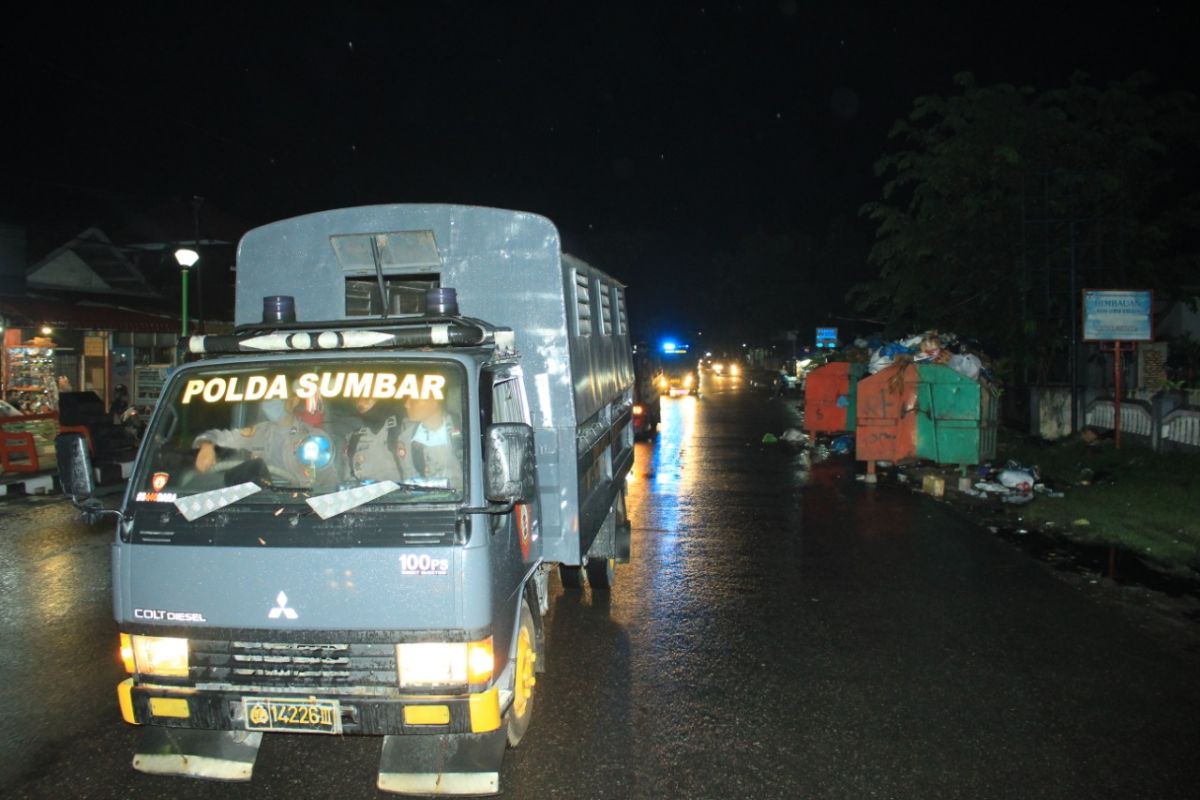 Polda Sumbar gelar patroli skala besar cegah COVID-19