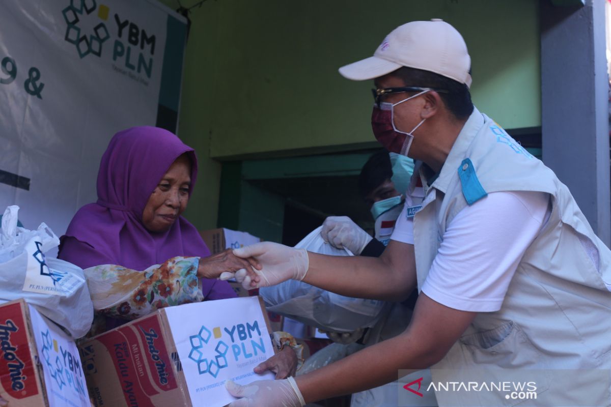 YBM PLN Kalbar beri bantuan paket sembako senilai Rp240 juta