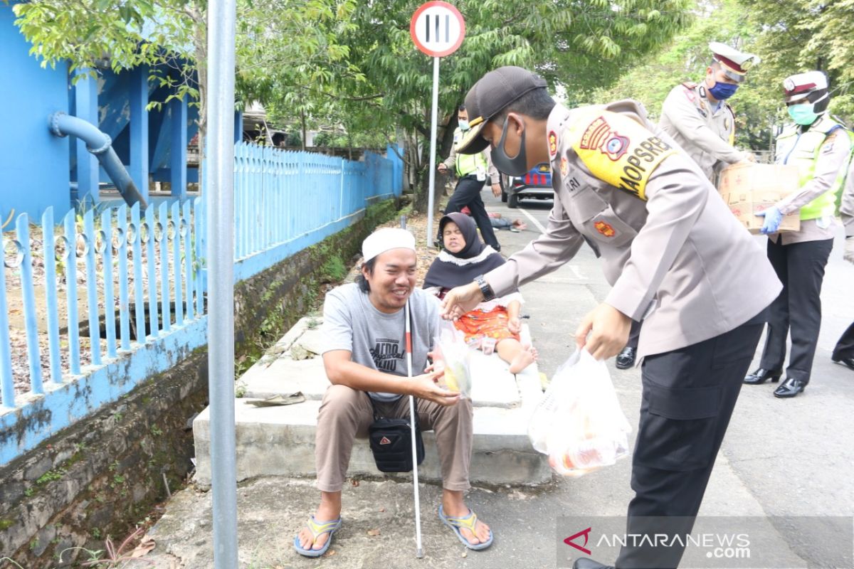 Kapolres Banjarbaru bagikan masker dan nasi bungkus