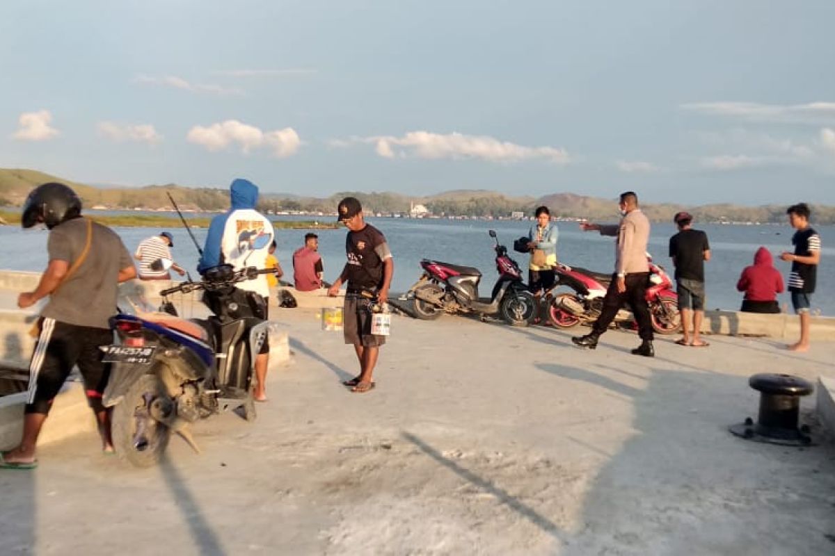 Tim gabungan Jayapura bubarkan warga yang asyik memancing  cegah COVID-19