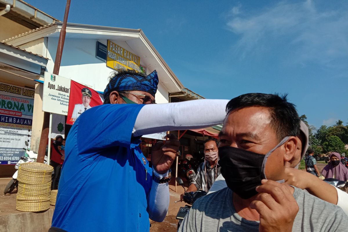 Fraksi Partai Demokrat Lampung bagi 1.000 masker di Labuhan Maringgai