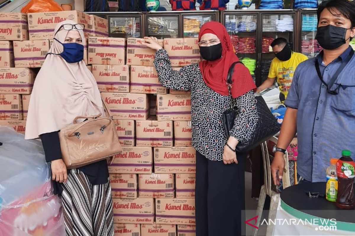 Athirah libatkan kelurahan distribusi kebutuhan pokok ke warga di Makassar