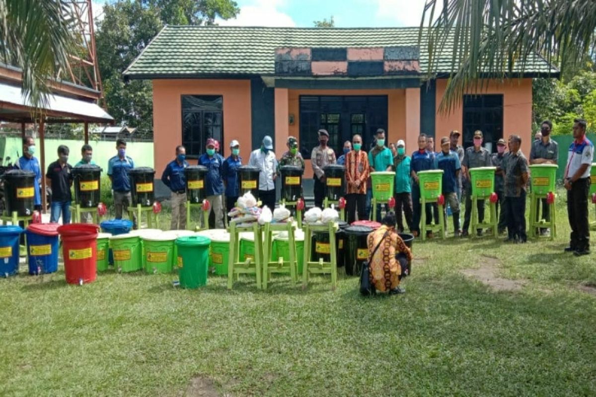 Koperasi Mitra Bahaum bantu peralatan cuci tangan pakai sabun untuk masyarakat Kotawaringin Lama