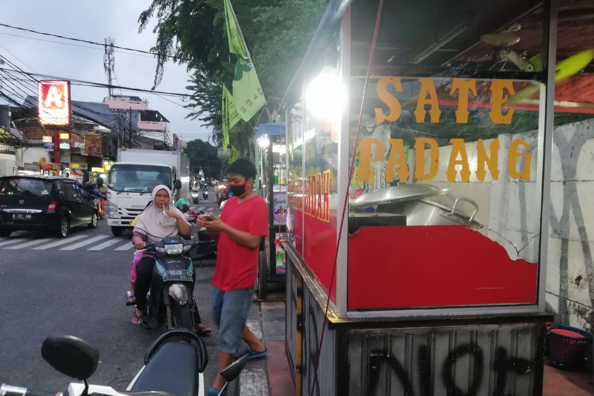 PSBB, pedagang di kawasan Johar Baru patuh gunakan masker