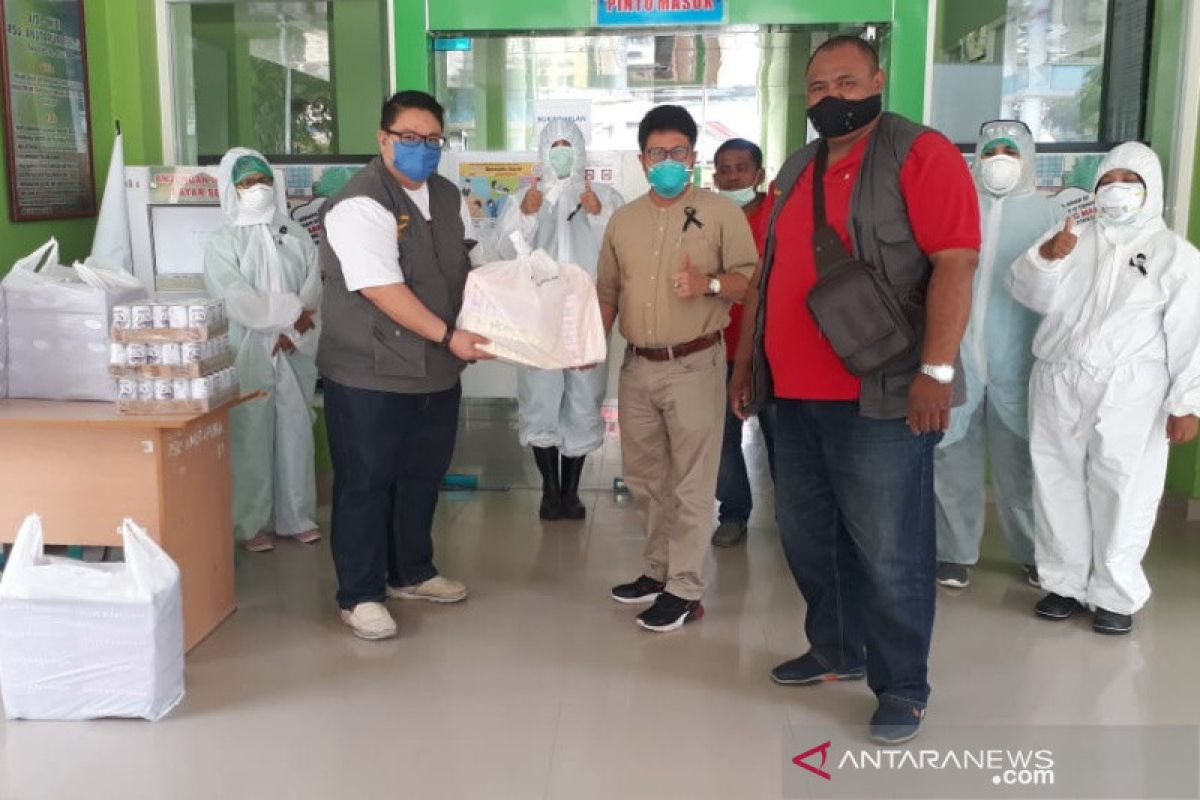 Lembaga kemanusiaan bagikan vitamin kepada tim medis COVID-19 di Palu