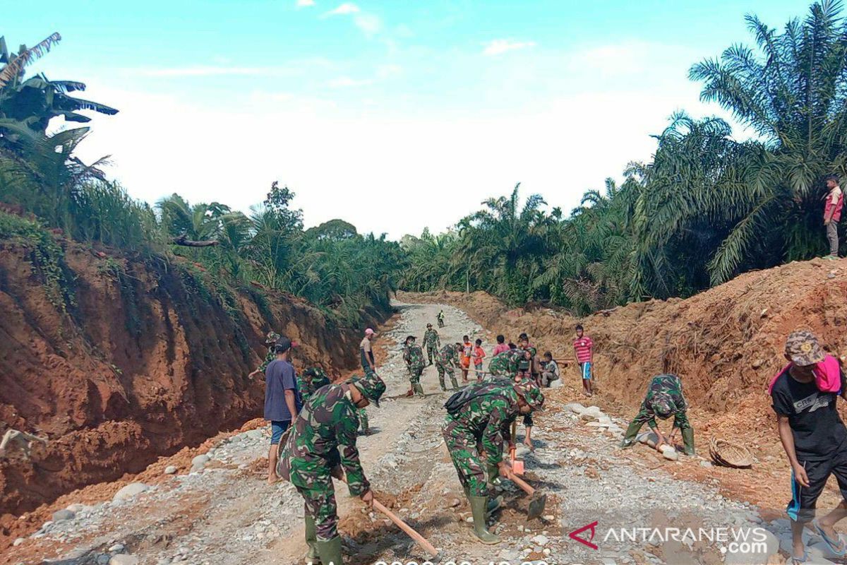 Personil TNI rampungkan bangun jalan dan jamban melalui TMMD di Pasaman Barat (Video)