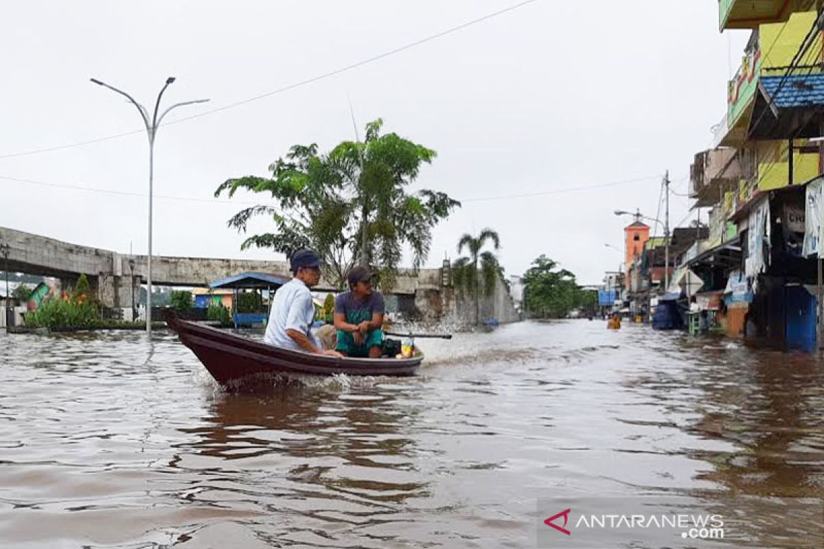 Banjir di Muara Teweh mulai ganggu  aktivitas perdagangan