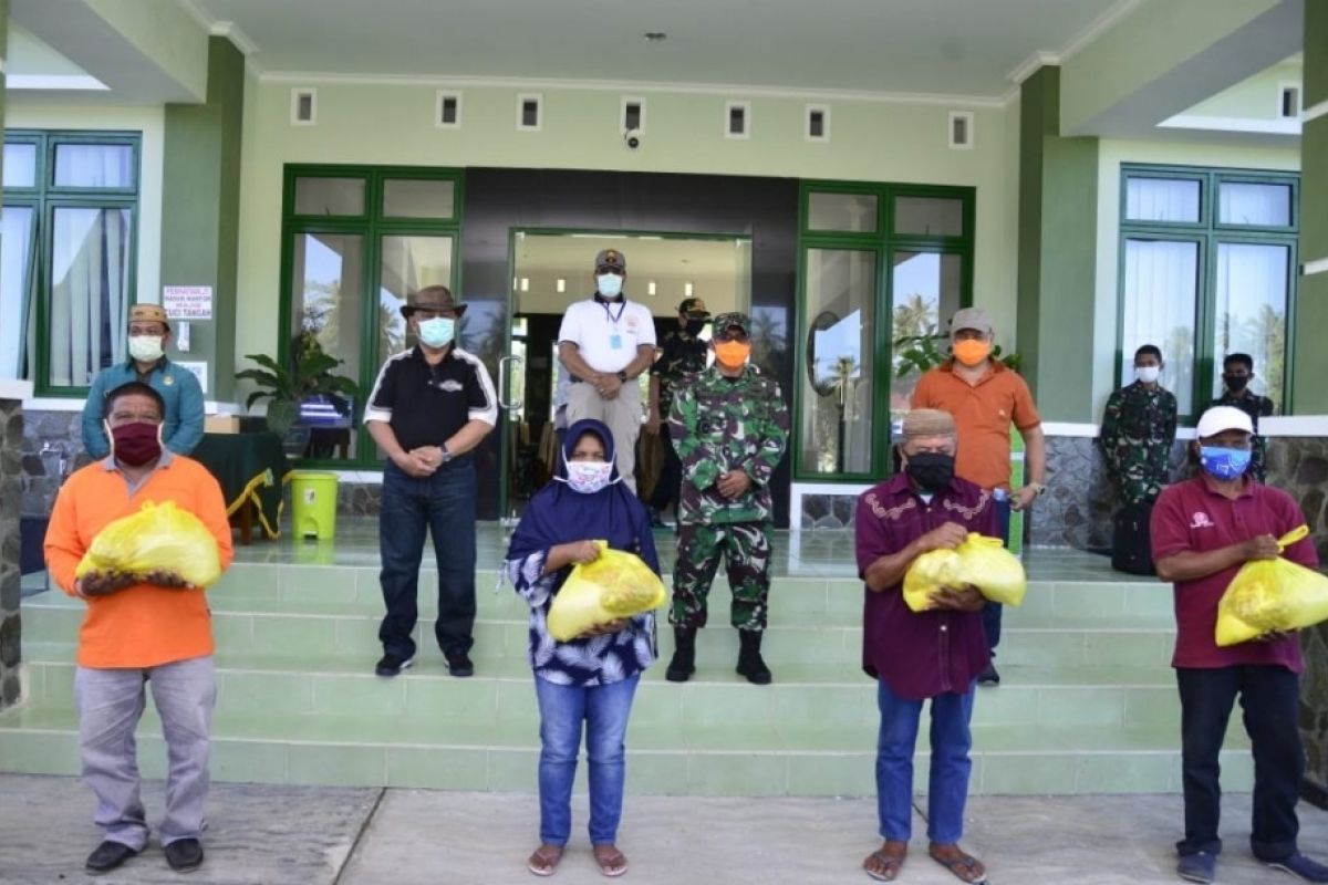 Disaksikan Gubernur Gorontalo, Korem bagikan sembako untuk 250 warga