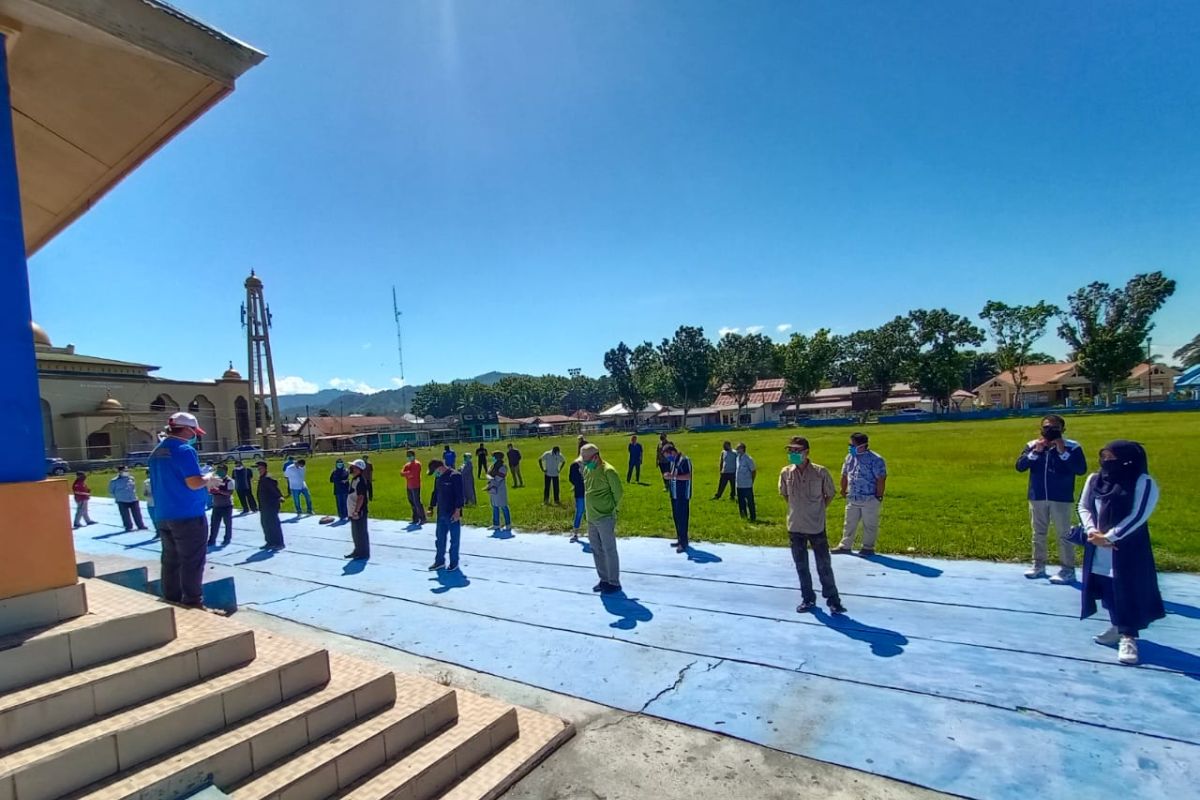 Bupati Bone Bolango rapat sambil berjemur terik matahari