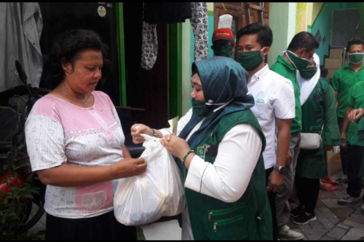 Legislator PKB bagikan ribuan masker dan sembako ke warga Surabaya