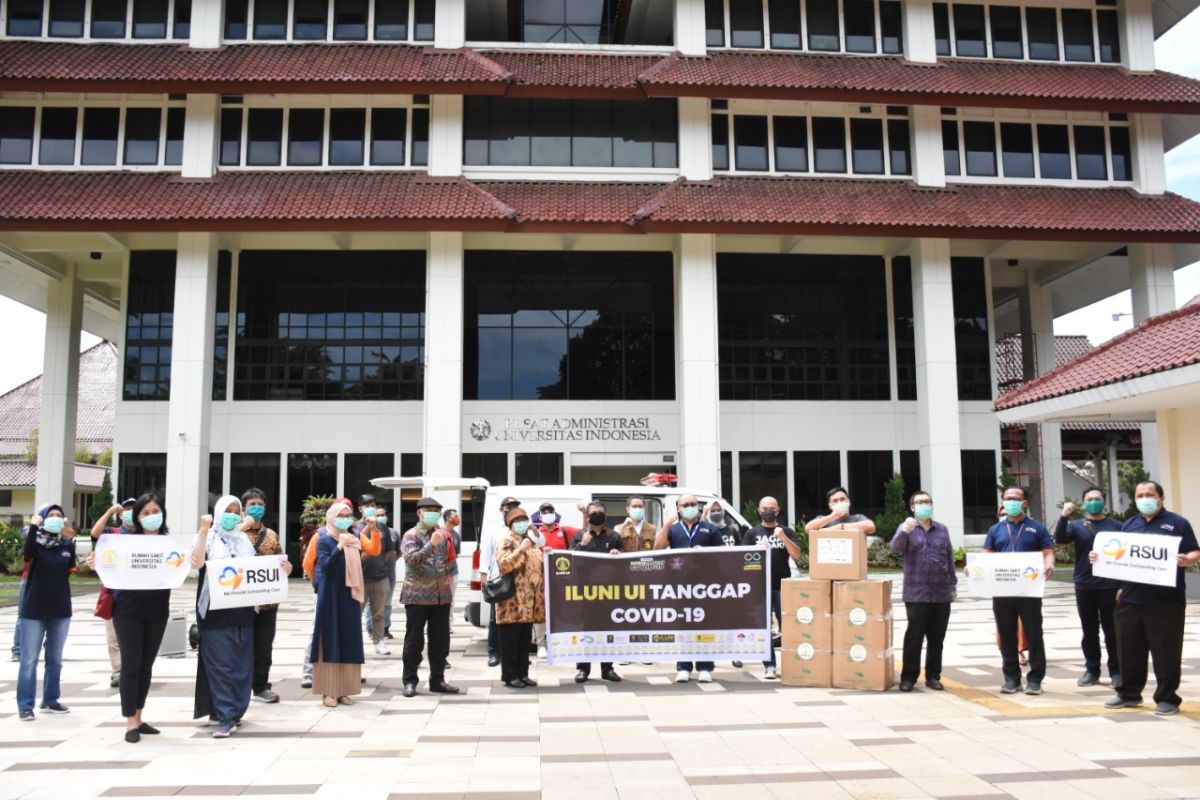 RSUI menerima bantuan ambulans dan APD dari ILUNI UI