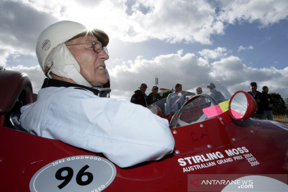 Pebalap F1 legendaris Stirling Moss tutup usia