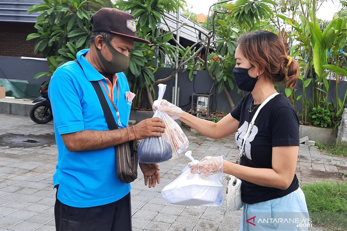 Warga Denpasar aksi bagi sembako dan makanan gratis