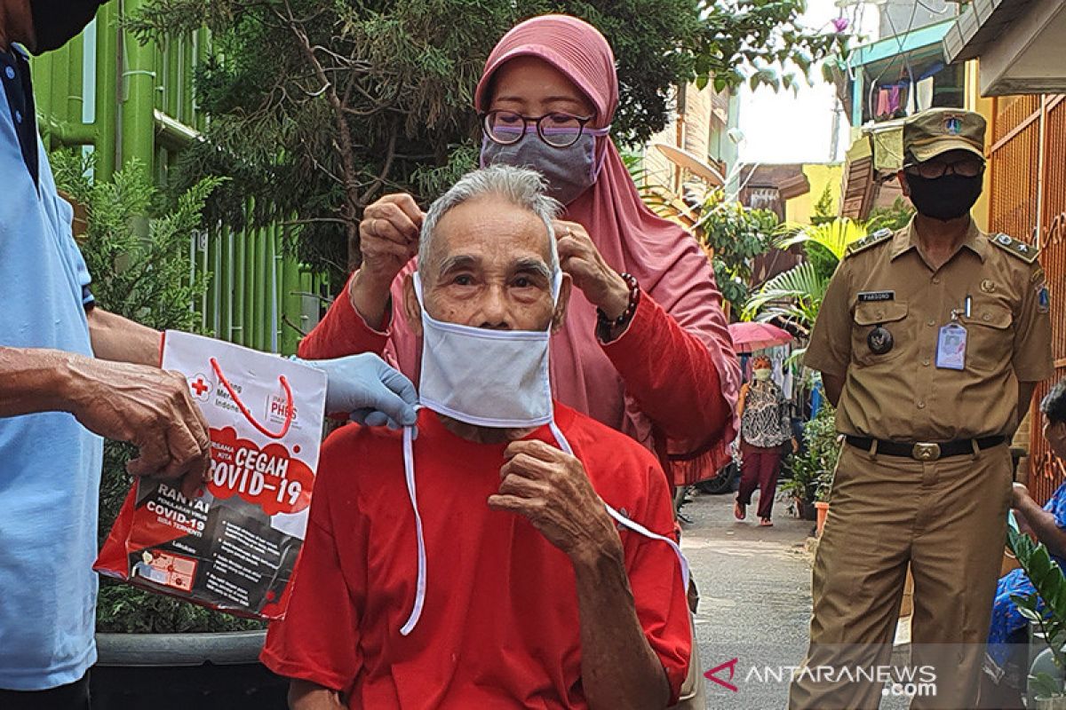 Lansia jadi sasaran pembagian paket PHBS dari PMI Jakarta Pusat