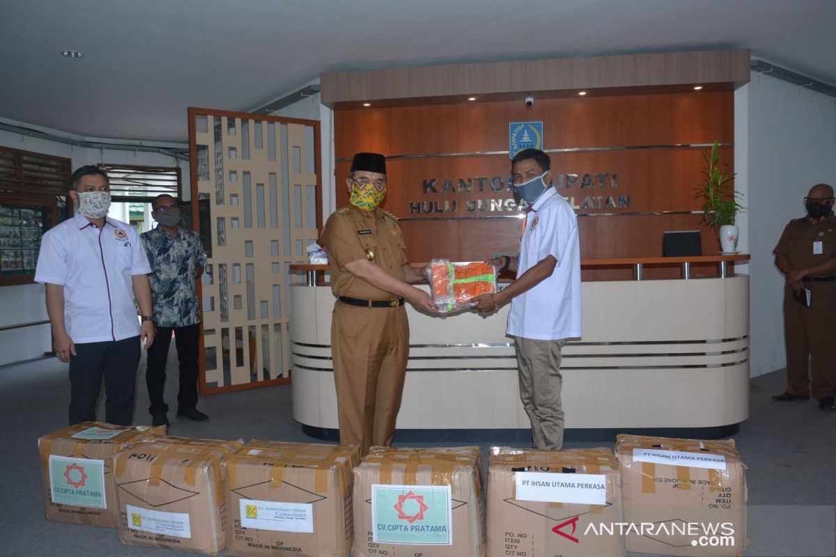 Pengusaha HSS donasikan 7.500 masker ke Pemkab HSS