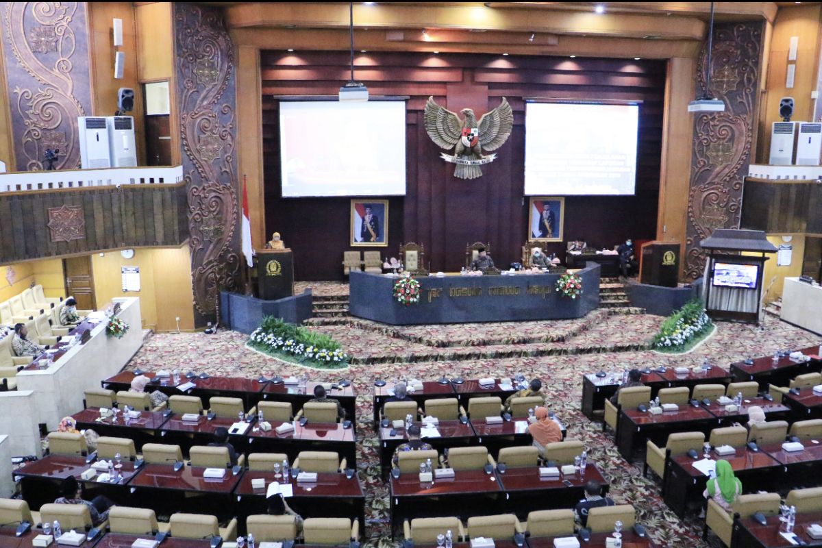 DPRD Jatim gelar rapat paripurna secara "physical distancing"