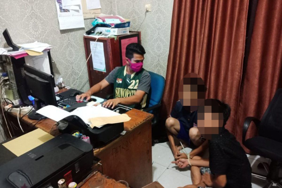 Kerap gelar pesta narkoba di rumah orang tuanya, dua pria ditangkap polisi di Solok