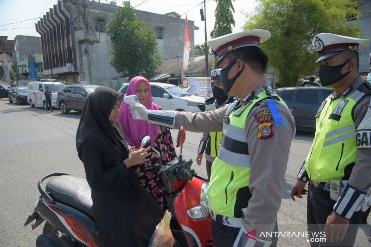 Cegah COVID-19, Polantas Lhokseumawe periksa suhu badan pengguna jalan