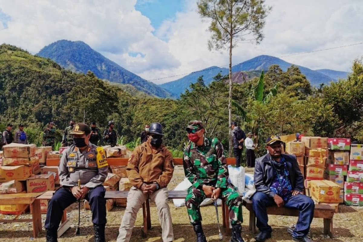 Pemkab Puncak Jaya beri bantuan sembako warga atasi dampak pandemi COVID-19