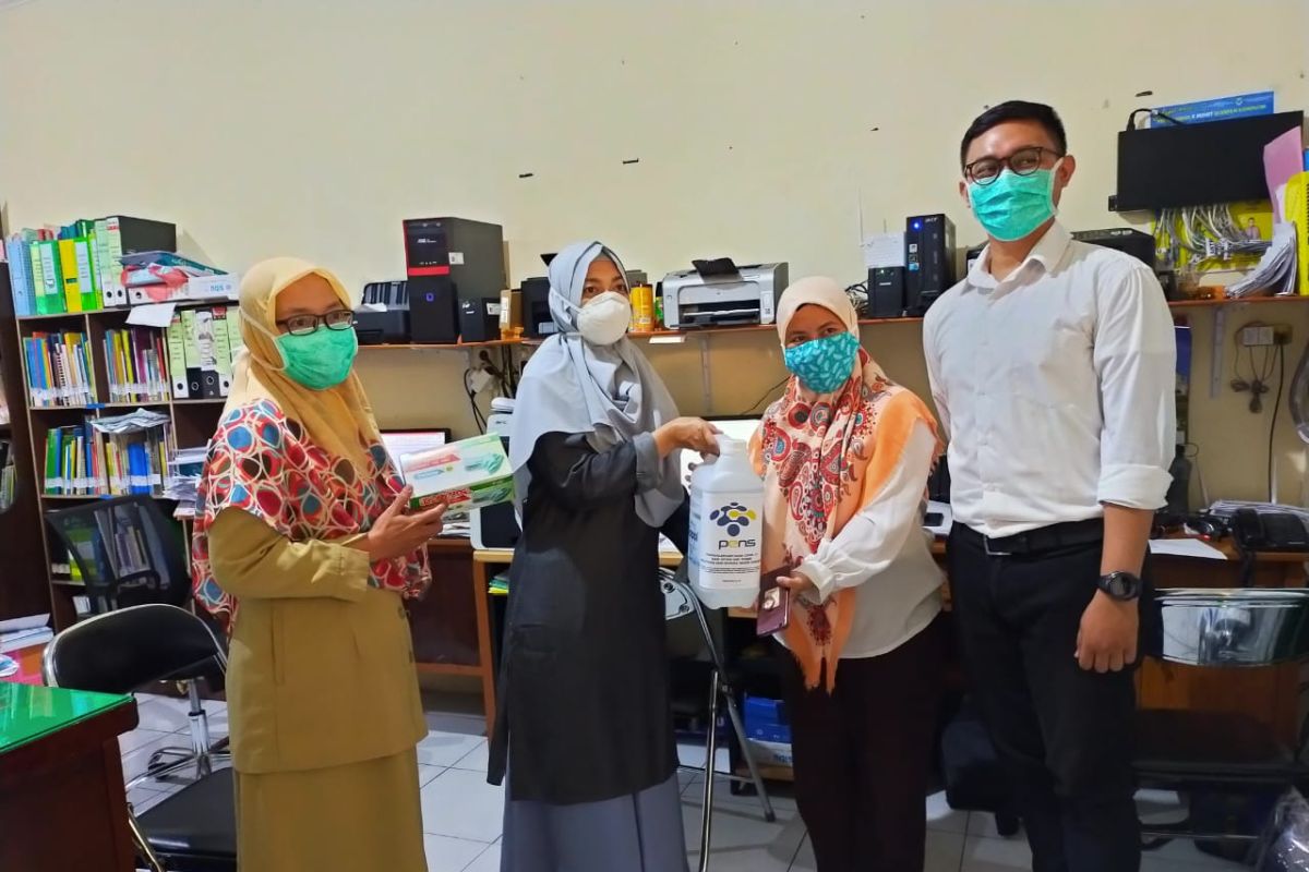 PENS sumbangkan disinfektan dan masker ke puskesmas di Surabaya