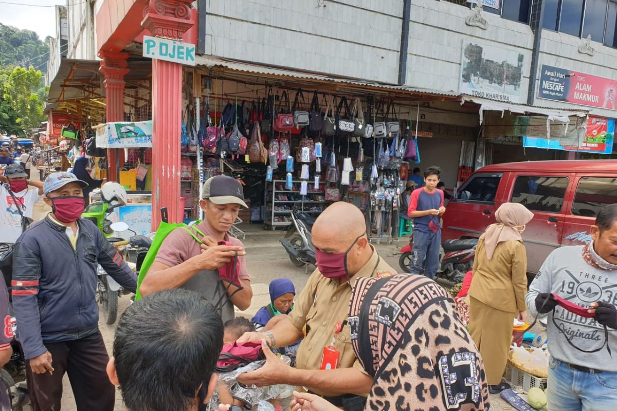 Pemkot Bandarlampung bagikan 2.000 masker kepada masyarakat