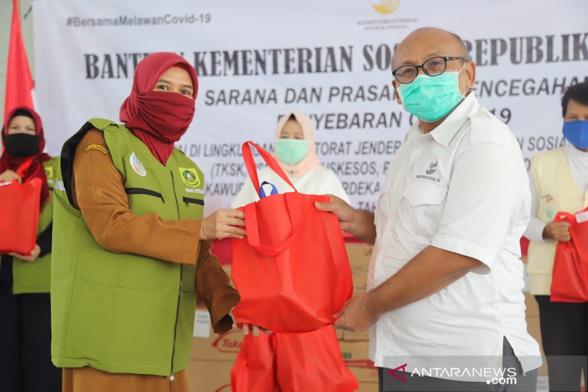 Kemensos berikan paket kelengkapan kesehatan untuk ribuan pilar sosial