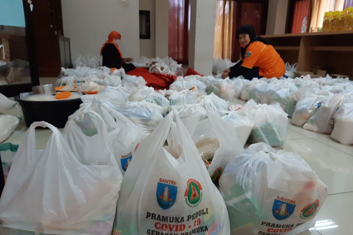 Pramuka Banten bagikan 300 paket sembako buat warga terdampak COVID-19
