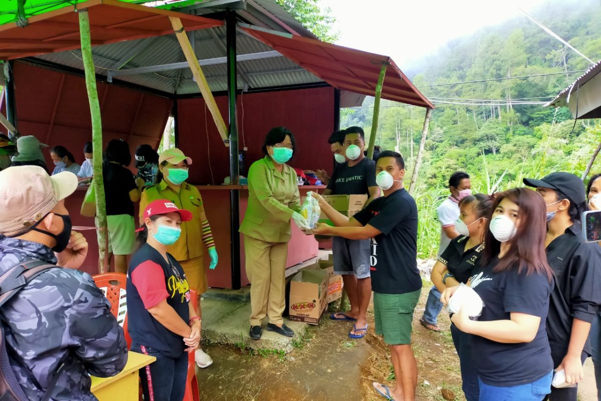 Solidaritas warga di Minahasa Tenggara bagikan makanan petugas COVID-19
