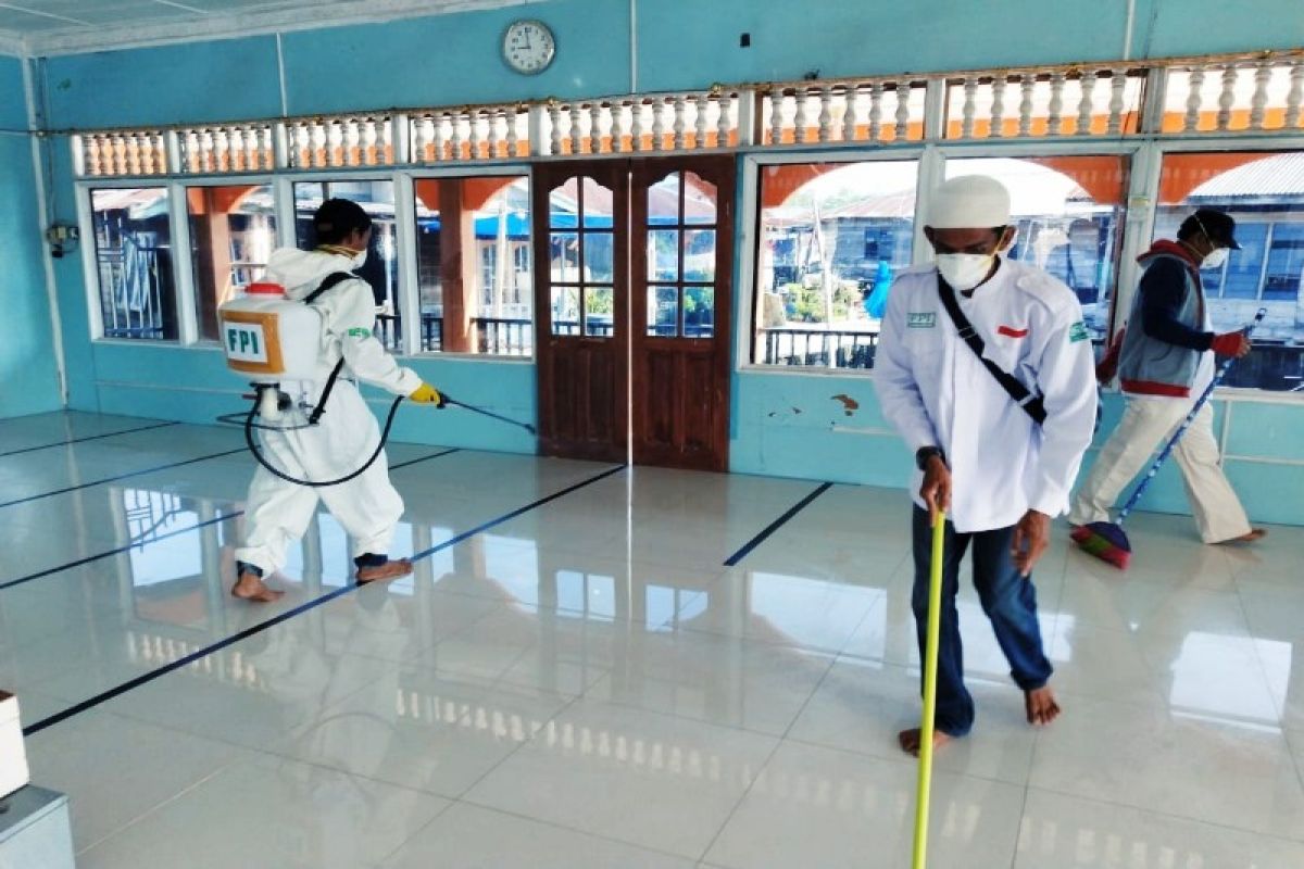 Antisipasi COVID-19, FPI Langkat lakukan penyemprotan disinfektan di pesisir pantai