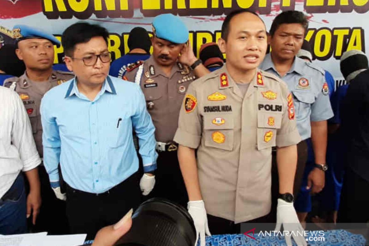 Polres Cirebon Kota sita ratusan liter minuman keras oplosan