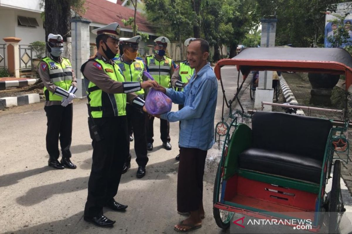 Polres HST bagi-bagi masker, hand sanitizer dan sembako