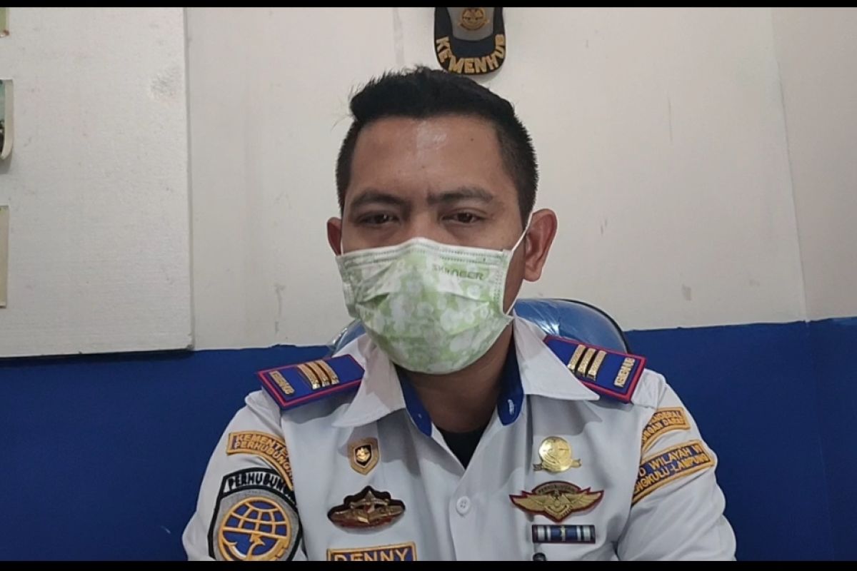 Seratusan santri diperiksa kesehatannya di Terminal Induk Rajabasa Lampung