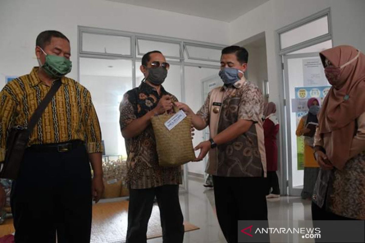 Wali Kota Banjarmasin sisihkan gajinya beri sembako para disabilitas